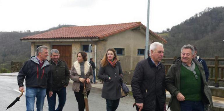 Carcedo visita las obras de rehabilitación del Camino de la Torre en  Santa Eulalia de Cabranes