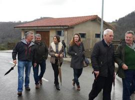 Carcedo visita las obras de rehabilitación del Camino de la Torre en  Santa Eulalia de Cabranes
