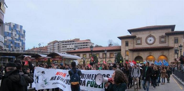 Estudiantes y sindicatos se manifiestan en Oviedo contra el 3+2 en la Universidad Pública