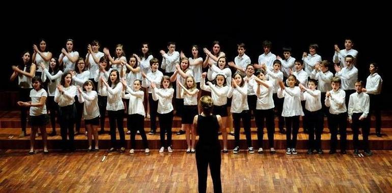 Jóvenes intérpretes del Julián Orbón en la sala de El Corte Inglés avilesino