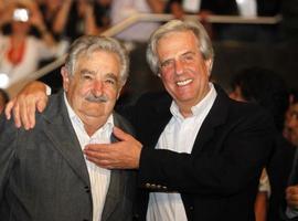 Tabaré Vázquez vuelve a tomar el mando de Uruguay; José (Pepe) Mujica recibe ovación popular