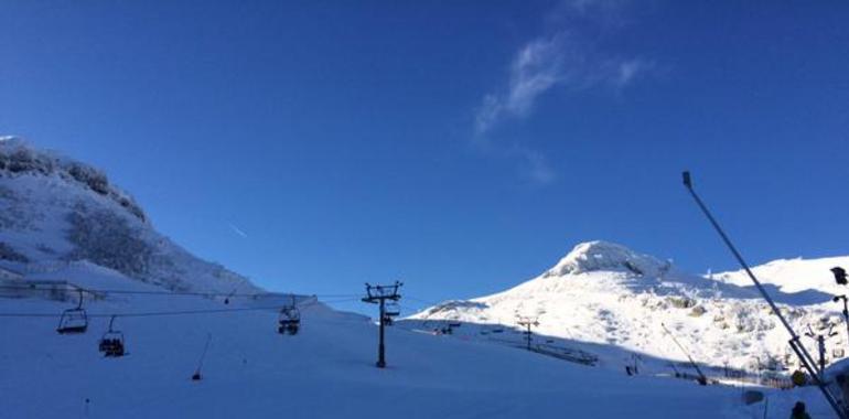 3.500 esquiadores disfrutan de la nieve este domingo en Valgrande-Pajares y Fuentes de Invierno