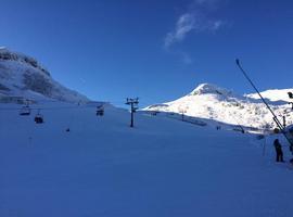 3.500 esquiadores disfrutan de la nieve este domingo en Valgrande-Pajares y Fuentes de Invierno