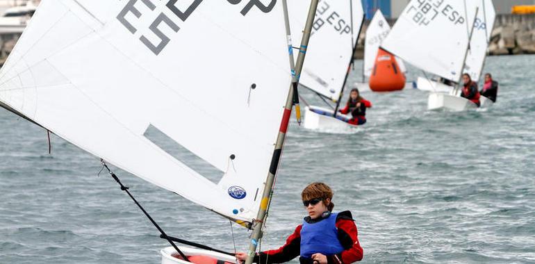 Álvaro Pérez se alza con la Copa de Asturias de Optimist