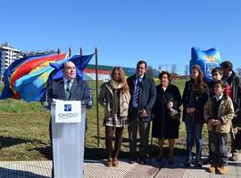 La calle Ángel del Río Uribe honra su memoria y la del emprendedor comercio ovetense