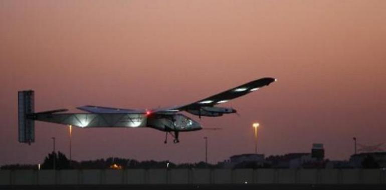 Avión Solar Impulse 2 inicia en Abu Dabi una vuelta al mundo para la Historia