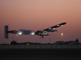 Avión Solar Impulse 2 inicia en Abu Dabi una vuelta al mundo para la Historia