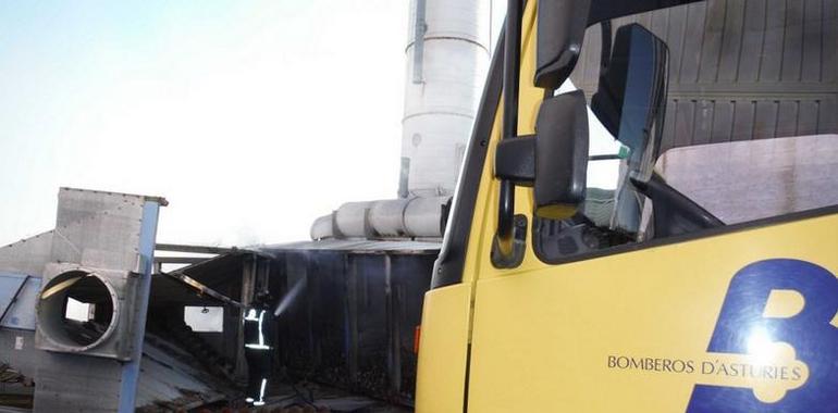 Lograda la extinción del incendio en una fábrica de muebles de La Carrera, Siero