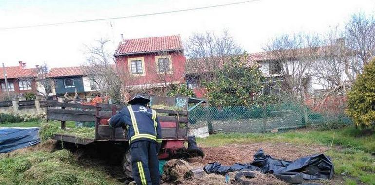 Vecino de Argüeru muere al volcar el tractor que manejaba