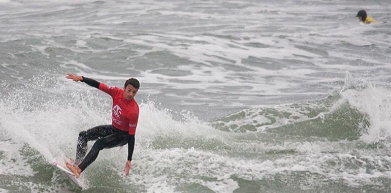 La playa de San Lorenzo acogió la primera prueba del Circuito Guajes de la Federación de Surf