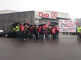 Los despedidos de El Arbol marchan a pie hasta los almacenes del grupo Dia