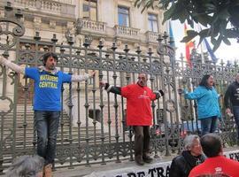 Trabajadores en Lucha crucificados ante el Parlamento asturiano