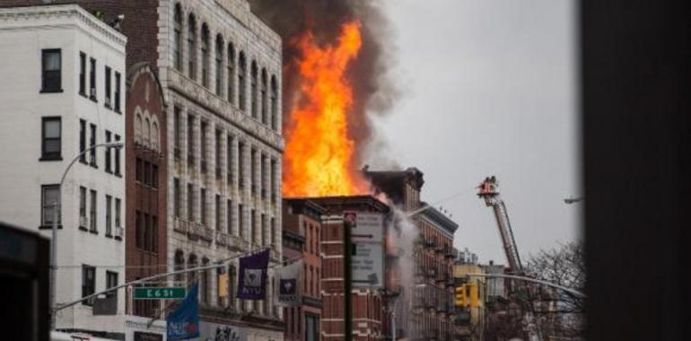 Doce heridos tras el incendio y derrumbe de un céntrico edificio en Nueva York  