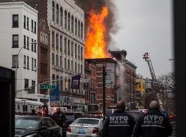 Doce heridos tras el incendio y derrumbe de un céntrico edificio en Nueva York  