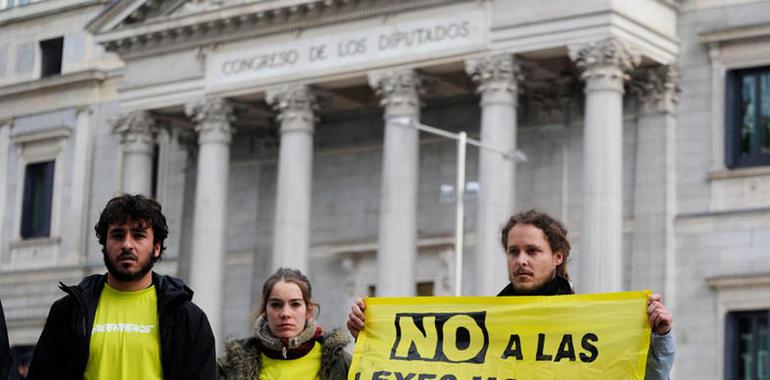 Greenpeace protesta frente al Congreso contra las “Leyes Mordaza”