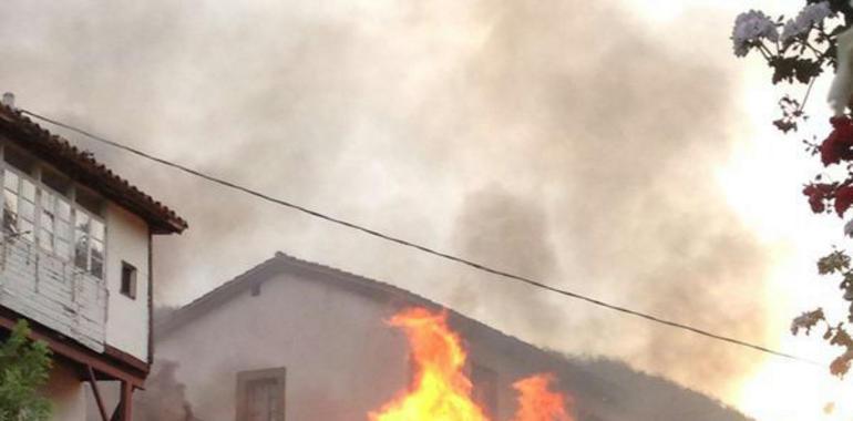 El incendio de un edificio en Tineo obliga a desalojar a diez personas