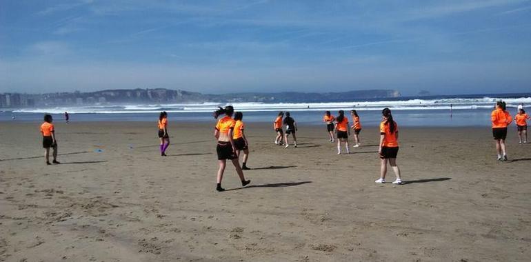 El Oviedo Moderno C prepara la Copa Federación con un entrenamiento en la playa