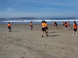 El Oviedo Moderno C prepara la Copa Federación con un entrenamiento en la playa