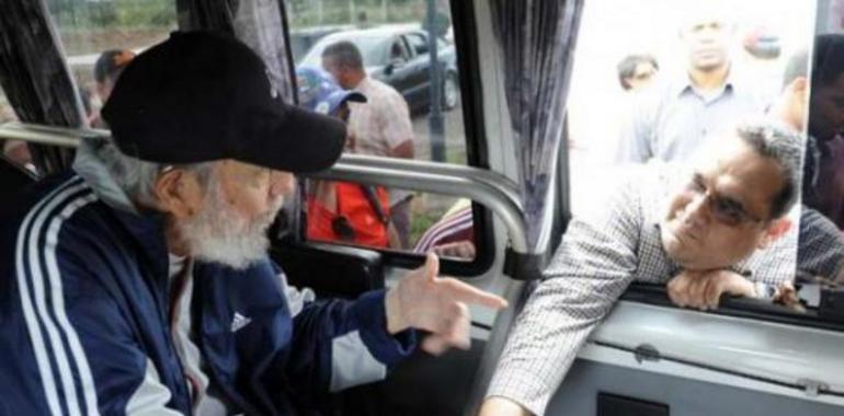 Fidel Castro reaparece en público después de 14 meses