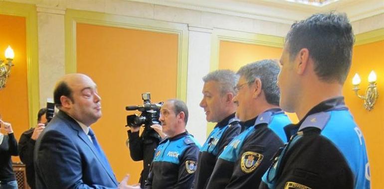 Caunedo recibe a los agentes que evitaron una violación en El Campillín