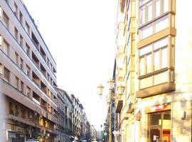 Cortado el tráfico en la calle Campomanes de Oviedo tras caer cascotes de una fachada