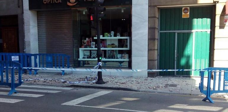 La ovetense calle Campomanes sigue cortada tras los desprendimientos 