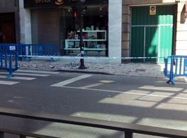 La ovetense calle Campomanes sigue cortada tras los desprendimientos 