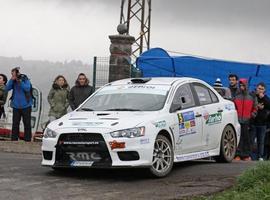 Óscar Palacio con un R4 en el Rally Villa de Tineo