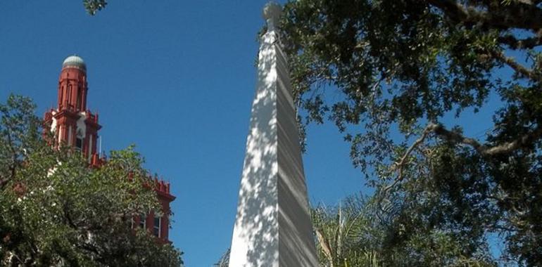 Montaje en Las Meanas del Obelisco de la Pepa, regalo de San Agustín a Avilés