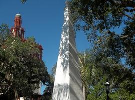 Montaje en Las Meanas del Obelisco de la Pepa, regalo de San Agustín a Avilés