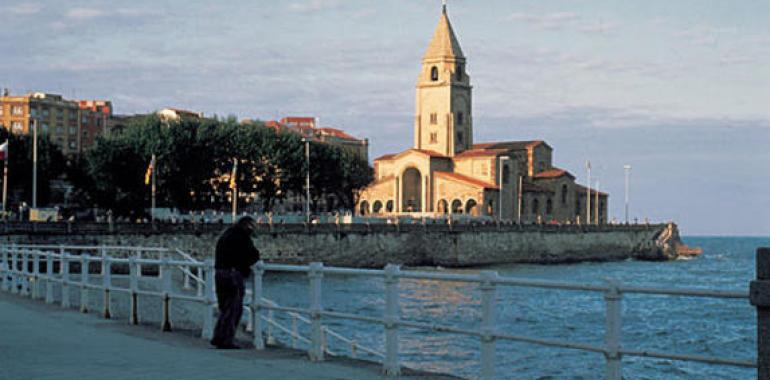 Agustín Guzmán Sancho trata sobre La Iglesia de San Pedro, Fuerza y Adorno de Gijón