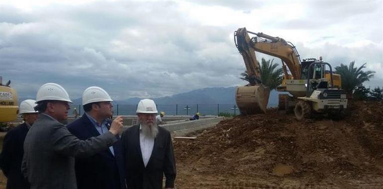 Las piscinas del Centro Asturiano "una guinda al lujo del pulmón verde" afirma Caunedo