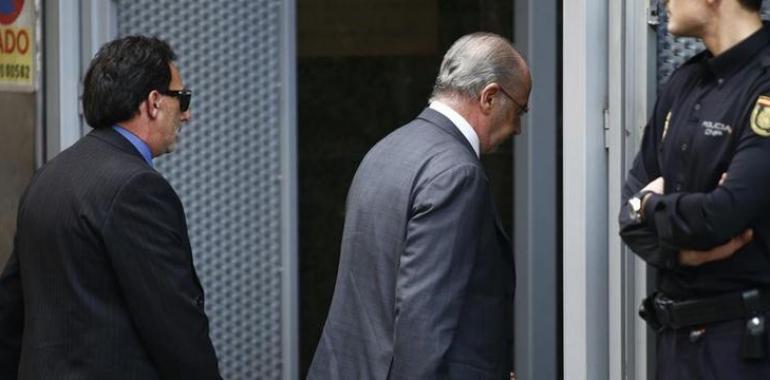 Rodrigo Rato, detenido, asiste al registro de su despacho