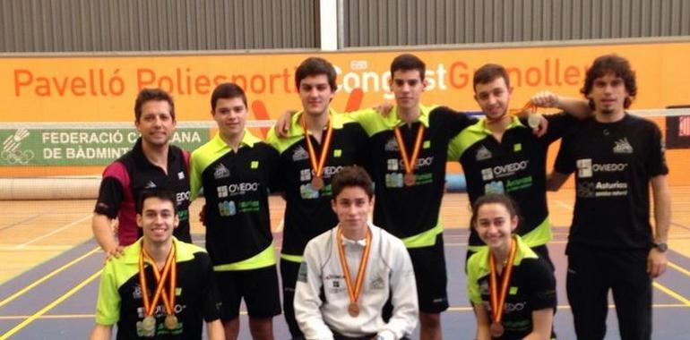  Dos campeones de España y 3 bronces para el bádminton ovetense