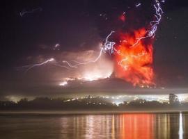 Miles de evacuados y ciudades cubiertas de ceniza por la erupción de volcán Calbuco en Chile  