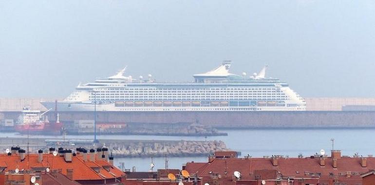 El crucero Anthem of the Seas, con 4000 viajeros y más de 2000 tripulantes, hace vermú en Gijón