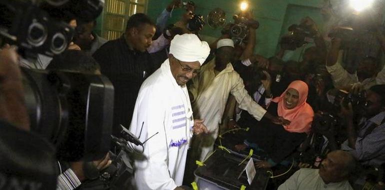 Al Bashir, reelixíu presidente de Sudán, col 94,5% de los votos