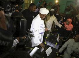 Al Bashir, reelixíu presidente de Sudán, col 94,5% de los votos