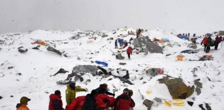 Sin noticia de los cuatro montañeros asturianos atrapados en la tragedia de Nepal