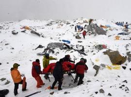 Sin noticia de los cuatro montañeros asturianos atrapados en la tragedia de Nepal