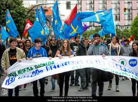 Una concurrida manifestación de minoritarios recorre Gijón contra el paro y la corrupción