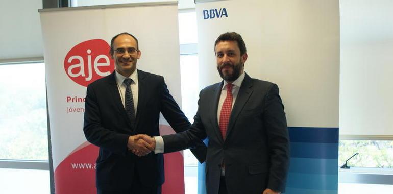 AJE Asturias y BBVA firman un convenio de colaboración financiera.