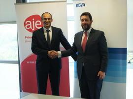 AJE Asturias y BBVA firman un convenio de colaboración financiera.