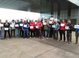 Trabajadores de graneles se concentran ante la Autoridad Portuaria mientras votan la huelga