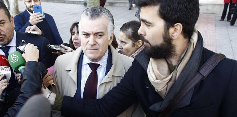 Bárcenas pide volver al PP y Génova refúgalu