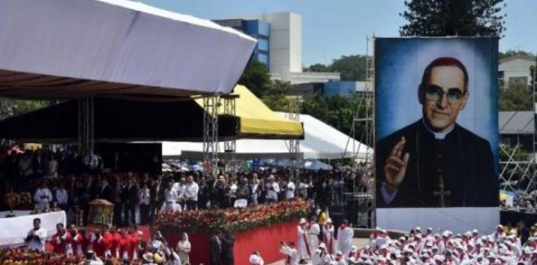 Miles de fieles siguen la beatificación del asesinado arzobispo Oscar Romero