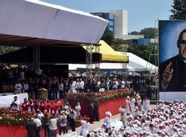 Miles de fieles siguen la beatificación del asesinado arzobispo Oscar Romero