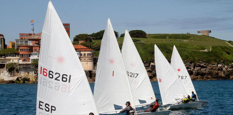 La bahía de San Lorenzo acogió el Campeonato de Asturias de Optimist, Laser Standard y Laser 4.7