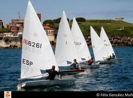 La bahía de San Lorenzo acogió el Campeonato de Asturias de Optimist, Laser Standard y Laser 4.7