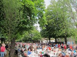 Miles de romeros llenan los parques de Oviedo por La Balesquida